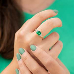 Anillo de compromiso clásico geométrico de oro macizo de 14 quilates para mujer con gema de corte esmeralda y diamantes baguette engastados en bisel - Product Image 2