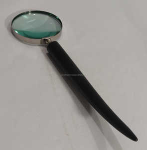 Loupe en métal à finition naturelle avec poignée en corne pour la lecture de livres - Product Image 3