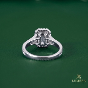 แหวนทรงโมเดิร์นแบบ Emerald Cut Halo ประดับเพชรเม็ดเล็กแบบ Micro Pave สองแถว พร้อมเพชรกลางทรง Halo แบบ Prong Setting ได้รับการรับรองจาก IGI - Product Image 6