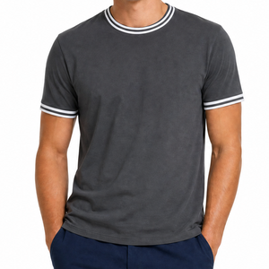 เสื้อยืดคอกลมผู้ชายสีเทาเข้มลายทางสีขาว คอริบ แขนสั้น สตรีทแวร์พรีเมียม สินค้าขายดี - Product Image 1