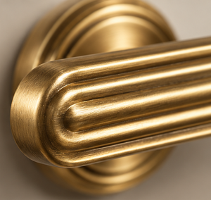 Manija de Puerta Moderna con Ranuras, Acabado Dorado Antiguo, Roseta Redonda, Herrajes para Puertas Interiores - Product Image 5