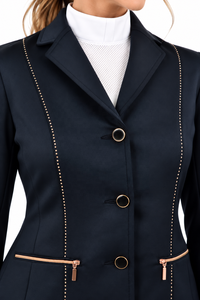 Chaqueta de competición ecuestre azul marino para mujer, corte ajustado, con bolsillos con cremallera dorada y ribete de pedrería - Product Image 3