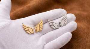 Pendientes Minimalistas de Ala de Ángel, Plata de Ley 925 Maciza, Baño de Oro Vermeil, Pendientes de Oreja con Diseño de Ala, Joyería Fina con Pluma de Ángel - Product Image 1