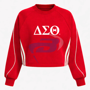 Delta |   Sigma |   Sweat-shirt court Theta Sorority Rouge et Hiver avec broderie blanche et design imprimé à passepoil – Vêtements universitaires DST - Product Image 1