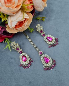 Parure de bijoux ethniques plaqués or antique avec collier, boucles d'oreilles et mangtika en pierre de cristal taille poire, pour occasions festives, vente en gros - Product Image 6