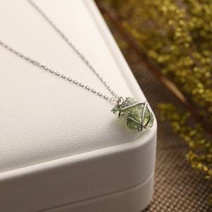 Collier avec pendentif en cristal brut de tourmaline verte naturelle, fil d'or rose enroulé, forme irrégulière pour la fabrication de bijoux - Product Image 6