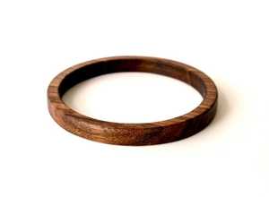 Bracelet manchette en bois artisanal tendance pour femme - Bijou classique pour soirée - Product Image 4