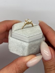 Bague de fiançailles en moissanite taille radiant, or massif 14 carats, trois pierres, bijoux fins pour femme, idéale pour les fêtes et les cadeaux – Nouveauté très prisée - Product Image 6
