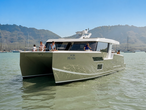 เรือยอชท์อลูมิเนียมเชื่อมแบบกำหนดเอง ขนาด 9.5 เมตร พร้อมเครื่องยนต์นอกเรือ 300 แรงม้า ควบคุมระยะไกล ความเร็วสูง สำหรับเที่ยวชมแม่น้ำและตกปลา - Product Image 5