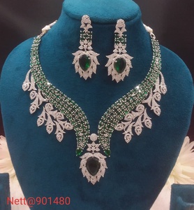 Parure de bijoux classique pour femme en alliage plaqué argent avec collier et boucles d'oreilles en cristal, motif végétal, strass taille poire, pour mariage - Product Image 1