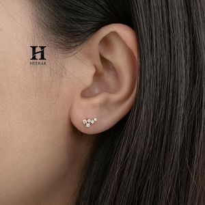Boucles d'oreilles clous de luxe en grappe, clous d'oreilles minimalistes multi-pierres en diamant, bijoux délicats en or 14 carats pour femmes et tenues de mariée - Product Image 1
