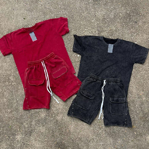 Conjunto de 2 Piezas de Verano: Camiseta Casual con Lavado Ácido y Pantalones Cortos Cargo con Pedrería, Estilo Moderno y Elegante - Product Image 5
