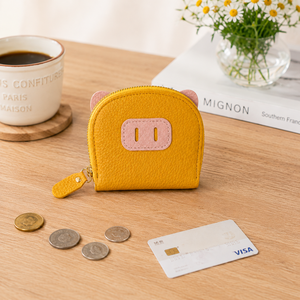 Esthétique cochon adorable : un design animalier créatif et accrocheur qui ajoute une touche de personnalité unique à n'importe quelle collection d'accessoires. - Product Image 4