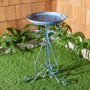 Bain d'oiseaux traditionnel en métal pour jardin extérieur, attirant naturellement les oiseaux, avec base stable et résistant à la rouille. - Product Image 2