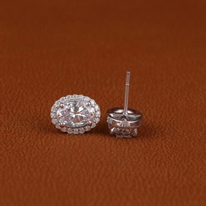 Boucles d'oreilles pendantes à clous en diamants simulés taille émeraude 2,00 CTW, plaqué or 18 carats, style géométrique moderne de luxe, certifiées IGI - Product Image 4