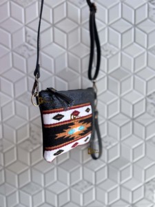 Bolso de Mano Elegante con Diseño Azteca en Tela Jacquard, Tallado a Mano, Color Negro, Cierre de Cremallera, Ligero, Cuero Genuino - Product Image 3