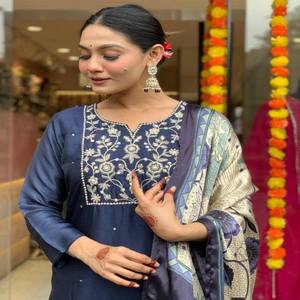 Conjunto de Kurti, Pantalón y Dupatta VASTRA COTTAGE, Bordado en el Cuello, Forro de Algodón, Prendas Étnicas de Tres Piezas Listas para Usar para Mujer - Product Image 2