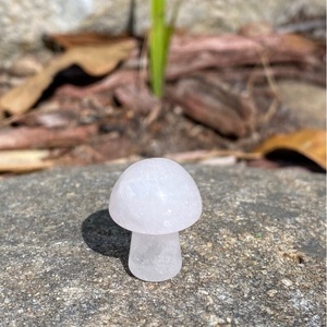 Pierre de guérison en quartz naturel transparent sculptée en forme de champignon pour la méditation Reiki, la décoration Feng Shui, vente en gros - Product Image 4