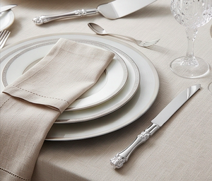 Juego de cuchillo y espátula para pastel de diseño elegante en plata con mangos brillantes para bodas y ceremonias. - Product Image 6