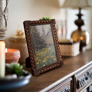 Marco de fotos de madera hecho a mano que realza las fotografías con ricas texturas y artesanía experta. - Product Image 1