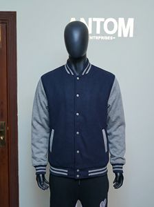 Chaqueta Varsity para Hombre con Cuerpo de Forro Polar Suave, Mangas de Cuero Elegantes, Diseño Bicolor, Cuello Alto y Logotipo Frontal - Product Image 4