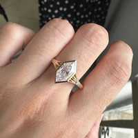 Anillo de Compromiso Solitario con Moissanita de Corte Hexagonal Alargado de Vana Jewels, Chapado en Oro, Plata de Ley 925, Bisel con Diamante Simulado