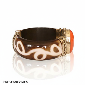 กำไลข้อมือทองโบราณทำมือสไตล์ชาติพันธุ์ ประดับด้วยหินเรซิ่นสีส้มสดใสและลายฝังกระดูกแบบชนเผ่า - Product Image 2
