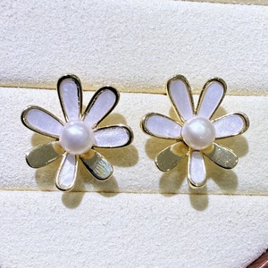 Pendientes de Perlas de Agua Dulce con Flores Blancas Dulces, Agujas de Plata S925 de Alta Gama con Pétalos, Joyería de Perlas con Sensación de Alta Gama - Product Image 3