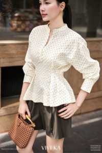 Chemisier en lin à pois pour femme, col mandarin, manches longues, taille smockée, haut décontracté pour le bureau, lin naturel IRENE - Product Image 3