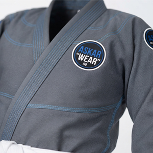 Kimono de Jiu-Jitsu Unisexe Askar Wear Gris avec surpiqûres bleues – Uniforme d'arts martiaux durable - Product Image 2