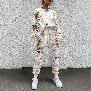 Survêtement entièrement imprimé pour femmes, conçu avec un style personnalisé et des motifs vibrants, doté d'un tissu doux, d'une coupe décontractée et d'un look tendance. - Product Image 5