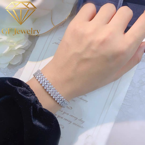 Bracelet tennis Art Déco large multi-rangs en diamants de laboratoire taille carrée, or blanc 14 carats, pavé complet, bijoux de luxe raffinés pour gala - Product Image 3