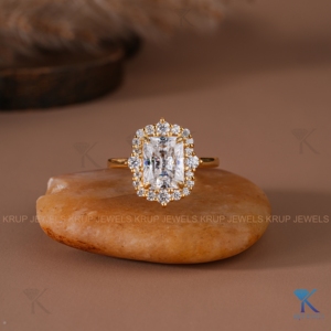 Anillo de compromiso de oro macizo con diamante de laboratorio de corte radiante y halo, estilo vintage con milgrain, joyería fina nupcial hecha a medida para mujer, regalo. - Product Image 2