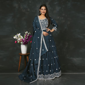 Elegante Vestido Bordado en Chiffon con Corte Fluido, Detalle Intrincado en el Escote y Drapeado Coordinado - Product Image 3