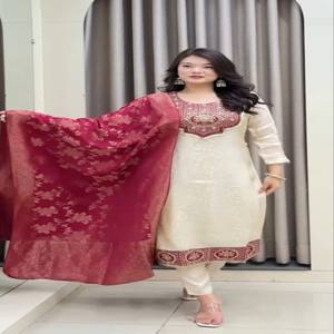 Ensemble de costume pour femme VASTRA COTTAGE en pure soie Banarasi avec haut, pantalon, dupatta jacquard Zari brodé à la main, col entièrement brodé, idéal pour les fêtes et les occasions festives - Product Image 4