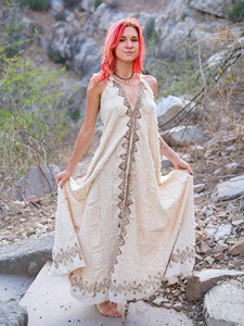 Vestido maxi bohemio de algodón crudo con bordado tribal, estilo halter sin espalda, para playa o boda, de algodón khadi premium transpirable. - Product Image 6