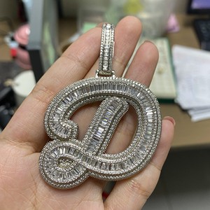 จี้ตัวอักษรภาษาอังกฤษแบบตัวเดียวขนาดใหญ่สั่งทำพิเศษ เงินแท้ 925 ประดับเพชรโมอิสซาไนต์ทรงปรินเซสคัท VVS แบบ Iced Out สไตล์ฮิปฮอป เครื่องประดับคุณภาพสูง - Product Image 4