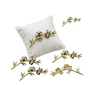 Broche élégante en cristal plaqué or en forme de panda pour femmes et hommes - Cadeau pour occasions spéciales et mariages - Product Image 1