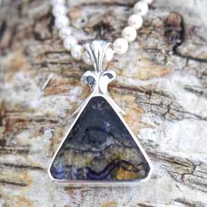 Colgante Hecho a Mano de Plata de Ley con Jet Azul de John Whitby, Chapado en Oro/Plata Vintage, Joyería Elegante, Regalo de Compromiso - Product Image 6