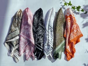Foulard Bandana en Soie Satinée Ethnique Personnalisé 60x60cm Réutilisable Durable Écologique Lavable en Machine Accessoires pour Enterrement de Vie de Jeune Fille et Mariage - Product Image 1