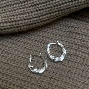 Pendientes de aro de latón retorcido, Pendientes delicados de latón bañado en plata, Pendientes finos de latón para mujer, Pendientes de latón texturizado al por mayor - Product Image 2