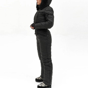 Traje de esquí acolchado negro personalizado para mujer, de una pieza, con capucha grande de piel, cintura con cinturón, mono ajustado impermeable para la nieve - Product Image 4