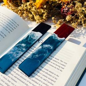 Marque-page décoratif en résine avec pétales de fleurs séchées et feuilles d'or, fait main, design Art Déco, forme ronde, HF Industries, Diwali - Product Image 3