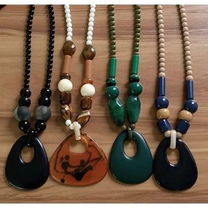 Collier en résine de design contemporain fait à la main par des artisans qualifiés RR ENTERPRISES Inde Accessoires de mode modernes pour femmes - Product Image 3