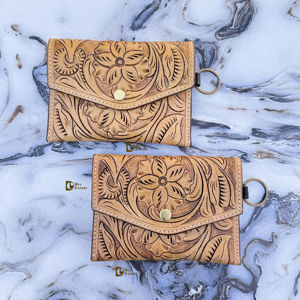 Monedero de Cuero Genuino con Grabado Artesanal, Elegante y Hecho a Mano, Cartera de Cuero con Grabado Artesanal - Product Image 1