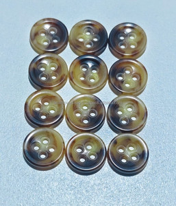 Botones de bocina natural de 4 agujeros con logotipo personalizado al por mayor del fabricante prémium de botones de bocina India - Product Image 1