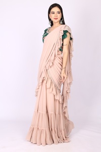 Parfait pour toutes les occasions et facile à porter. Saree à volants prêt-à-porter avec des perles et des broderies sur la blouse. - Product Image 3