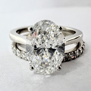 แหวนเพชรทรงรี 18K ทองคำขาว ประดับเพชรทรงกลมด้านข้าง 2.65 กะรัต - Product Image 1