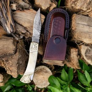Couteaux de chasse pliants uniques à manche courbé avec lame à motif Damas, accents en laiton doré et étui de protection en cuir marron - Product Image 5