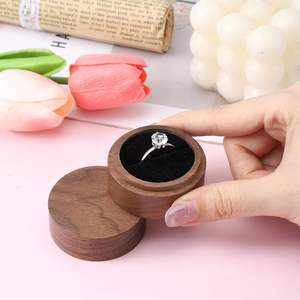 Boîte à bagues en bois de noyer pour homme et femme, petite boîte à bagues à fente unique, porte-bagues de fiançailles personnalisable, étui de rangement pour bijoux pour demande en mariage - Product Image 1